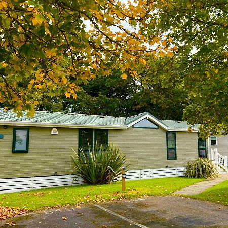 Jungle Lodge Lymington Exterior foto