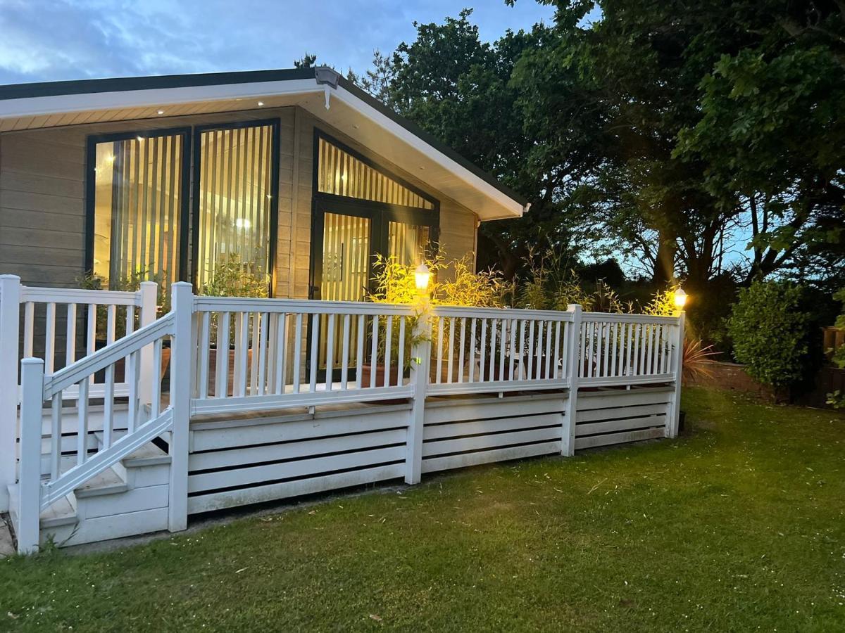 Jungle Lodge Lymington Exterior foto