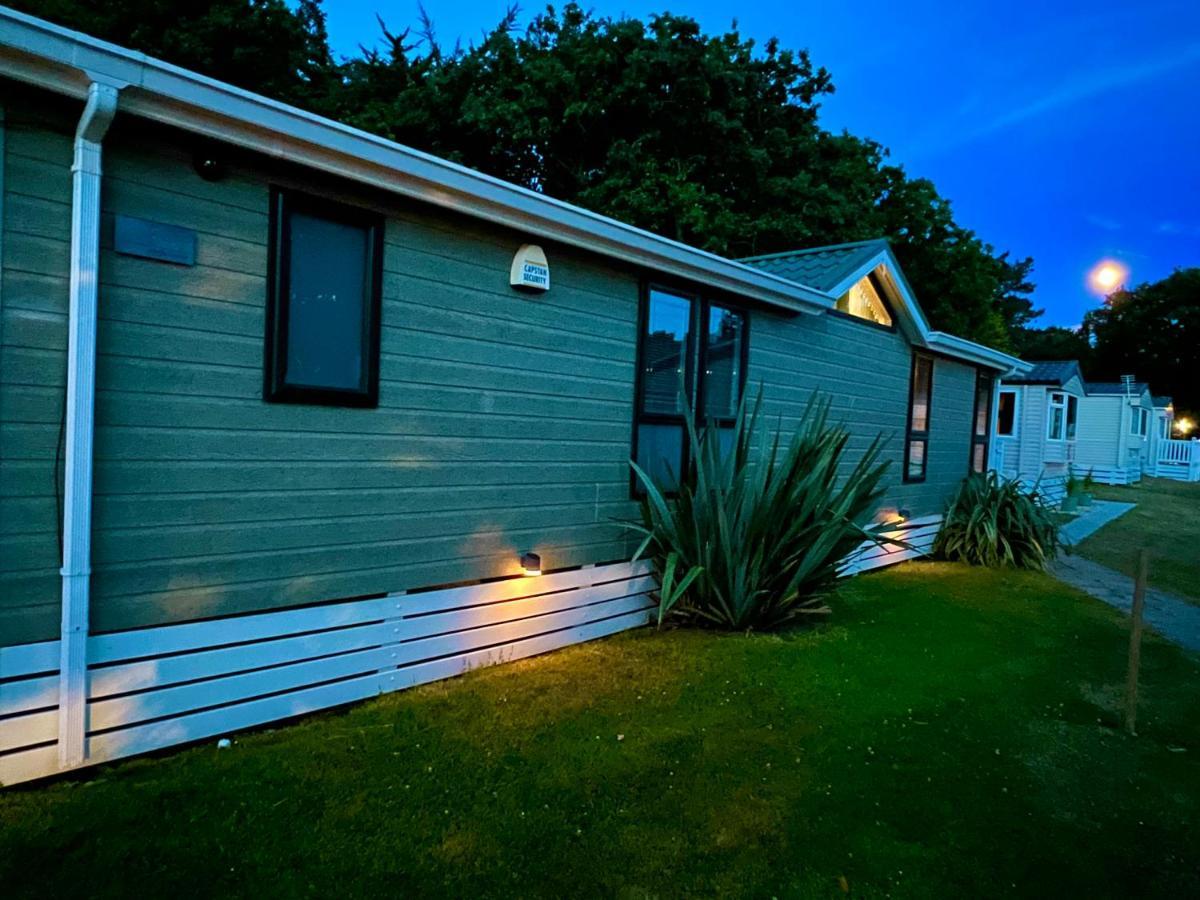 Jungle Lodge Lymington Exterior foto
