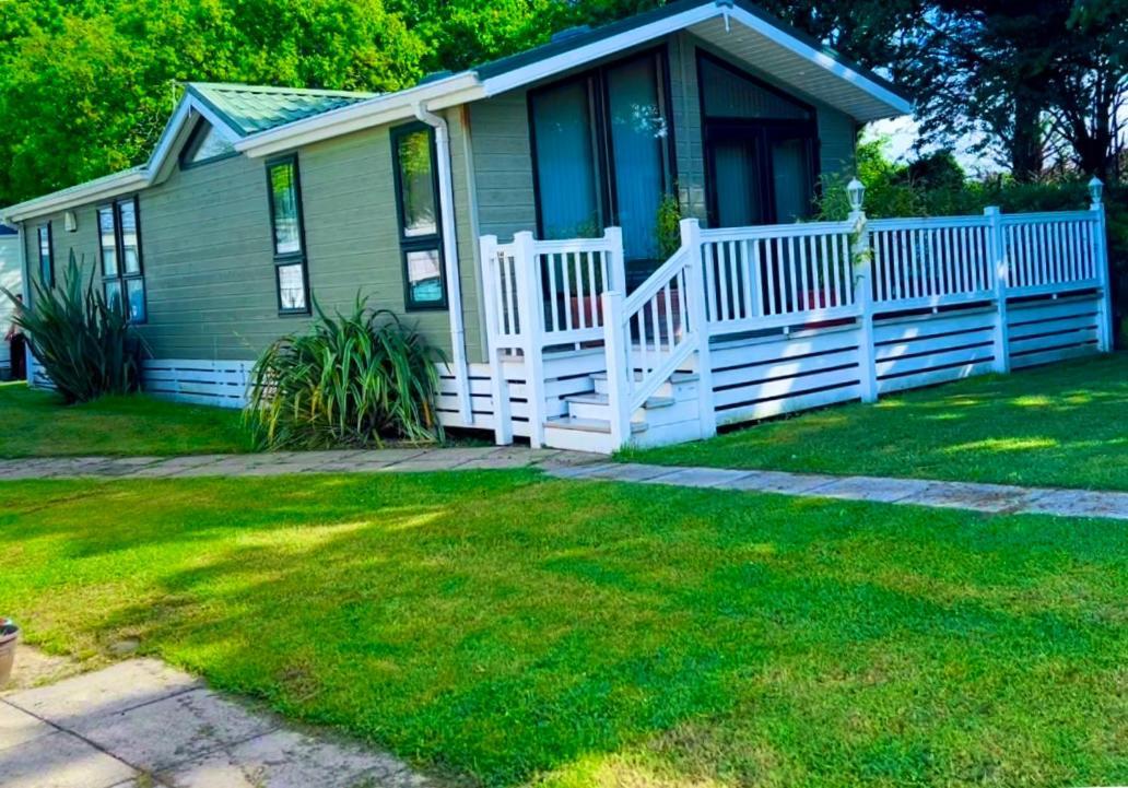 Jungle Lodge Lymington Exterior foto